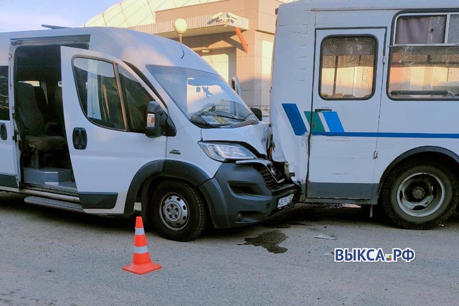 Водитель пассажирского микроавтобуса потерял сознание и врезался в ПАЗ